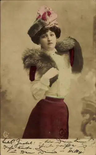 Ak Frau-Porträt, Pelzstola, Mütze