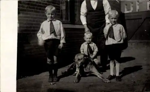 Foto Ak Drei kleine Jungen, Hund