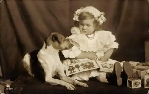 Ak Mädchen und Hund, Kinderbuch, Spielzeuge