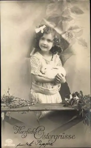 Ak Frohe Ostern, Mädchen hält einen Hasen auf dem Arm