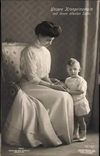 Ak Kronprinzessin Cecilie von Preußen mit ihrem ältesten Sohn, Prinz Wilhelm, Portrait