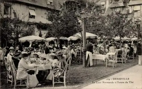 CPA Deauville sur Mer Calvados, Cour Normande à l'heure du Thé