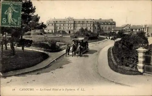 Ak Cabourg Calvados, Grand Hotel, Parterre, Pferdebahn