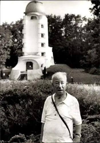 Ak Potsdam, Julius Posener bei einer Führung zum
Mendelsohnschen Einsteinturm in Potsdam (1991)