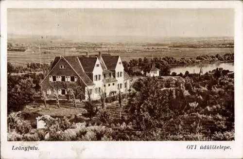 Ak Leányfalu Ungarn, Postkarte mit Landschaftsansicht, mehrere Gebäude, ruhige Umgebung, Fluss