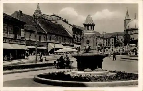 Ak Pécs Fünfkirchen Ungarn, Zsolnay-Brunnen, Stadtansicht, Gebäude, Pferdebahn, Menschen