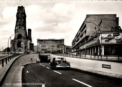 Ak Berlin Charlottenburg,  Gedächtniskirche, Autotunnel, Straßenansicht, Auto