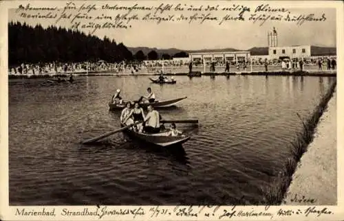 Ak Mariánské Lázně Marienbad Region Karlsbad, Schwimmer, Boote, Strandbad, Holzgebäude, Mensch...