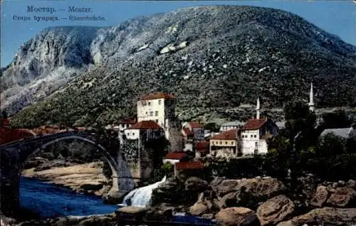 Ak Mostar Bosnien Herzegowina, Blick auf die Römerbrücke, Stadtansicht, Berge im Hintergrund