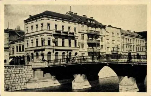 Ak Sarajevo Bosnien Herzegowina, Architektonische Gebäude am Fluss, Brücke, historische Stimmung