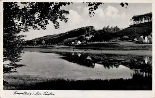 Ak Czaplinek Tempelburg Pommern, Landschaft mit See, Hügeln und Häusern