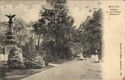 Ak Mainz am Rhein, Aufgang zu den Anlagen, Stadtpark, Monument, Bäume, Spaziergänger