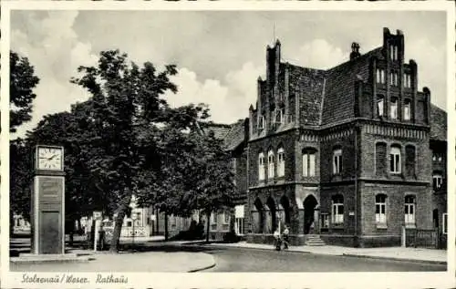 Ak Stolzenau an der Weser, Rathaus, Uhr, Bäume, Wolken, Architektur