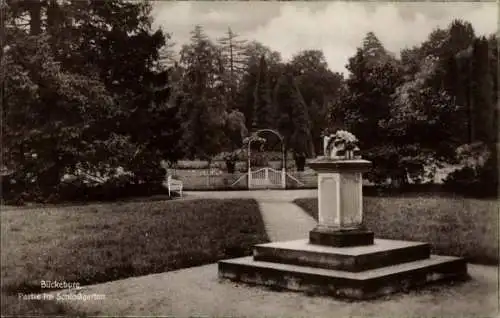 Ak Bückeburg im Kreis Schaumburg, Schlossgarten, Gartenanlage, Wege, Statue, Bäume