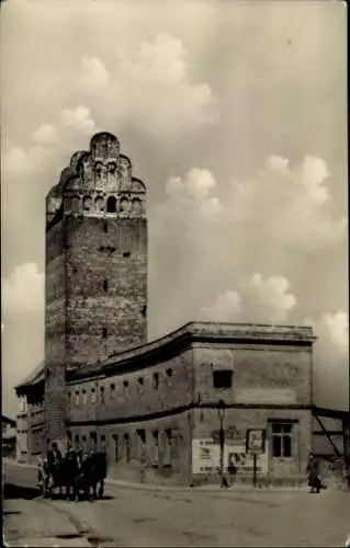 Ak Malchin in Mecklenburg, Fangelturm, historische Architektur, Wolken, Straßenansicht