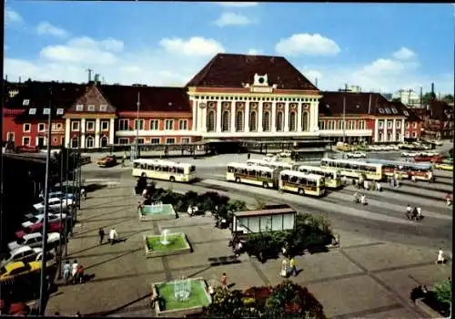 Ak Hamm in Westfalen, Bahnhof und Bahnhofplatz, Busse und Autos, Stadtansicht, Brunnen