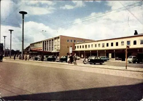 Ak Hildesheim in Niedersachsen, Hauptbahnhof, neues Empfangsgebäude, Autos, Menschen