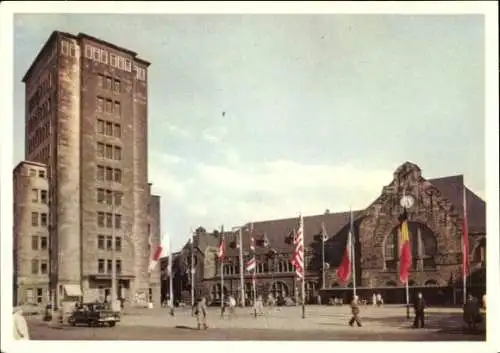 Ak Aachen, Hauptbahnhof, Hochhaus, Flaggen, Menschen, Gebäude