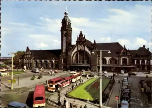 Ak Krefeld am Niederrhein, Hauptbahnhof  beeindruckende Architektur, historische Straßenbahnen