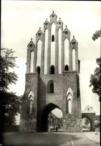 Ak Neubrandenburg in Mecklenburg, Neues Tor, historische Architektur, Backsteinbau