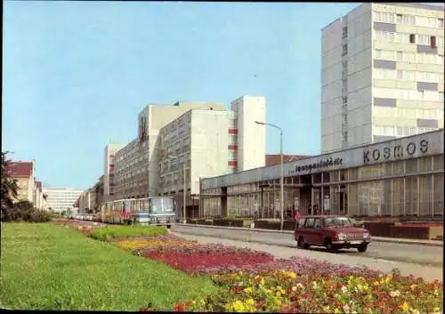 Ak Neubrandenburg in Mecklenburg, KOSMOS Gebäude, Treptower Straße, bunte Blumenbeete, DDR Arc...