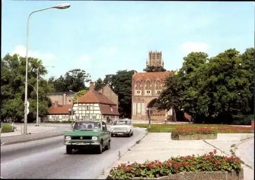 Ak Neubrandenburg in Mecklenburg, Blick auf Stargarder Tor, grüne und graue Autos, alte Häuser