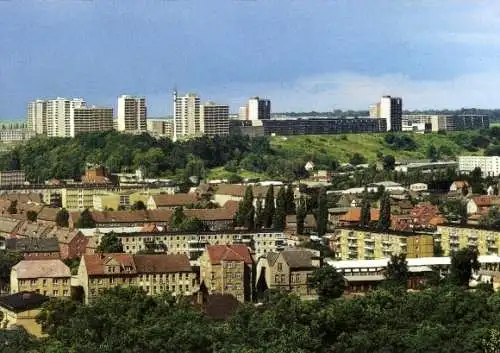 Ak Neubrandenburg in Mecklenburg, Stadtansicht, Alt- und Neubau, grüne Hügel, moderne Architektur