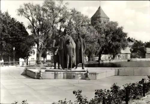 Ak Teterow Mecklenburg, Denkmal am Mühlenteich, Eckhardt, Wolfgang