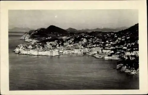 Ak Dubrovnik Kroatien, Panoramablick auf  Küstenstadt, Berge im Hintergrund