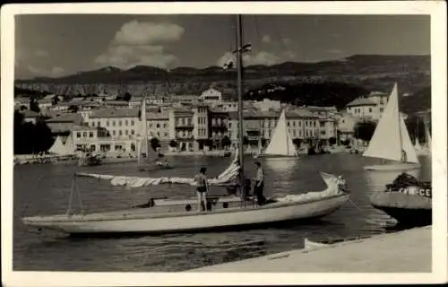 Ak Crikvenica Kroatien, Hafenansicht, Motorboot, Segelboote, Küstenstadt, Berglandschaft