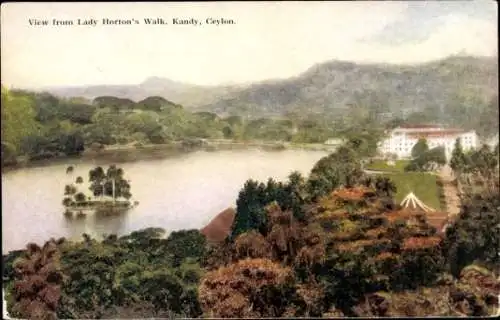 Ak Kandy Sri Lanka Ceylon, Aussicht von Lady Horton's Walk,  See, Tropische Landschaft