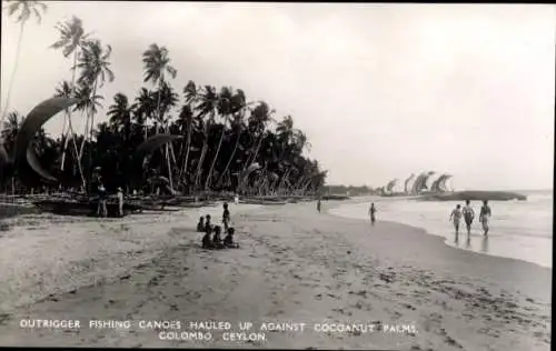 Ak Colombo Ceylon Sri Lanka, Ausleger-Fischerkähne, Kokospalmen, Strand, Menschen