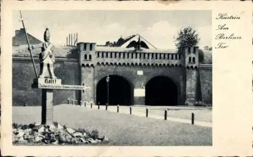 Ak Kostrzyn nad Odrą Cüstrin Ostbrandenburg, Am Berliner Tor, Wegweiser