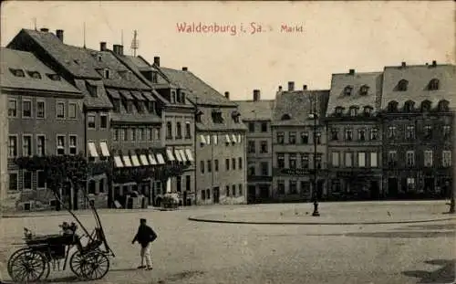 Ak Altstadt Waldenburg in Sachsen, Marktplatz, traditionelle Architektur, Kutsche, Mann in Uni...