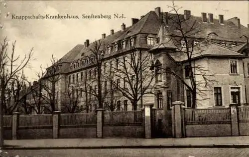 Ak Senftenberg in der Niederlausitz, Knappschafts-Krankenhaus, architektonisches Gebäude, Gart...