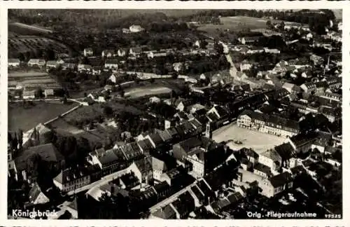 Ak Königsbrück in der Oberlausitz, Luftaufnahme von  viele Häuser, Wald im Hintergrund