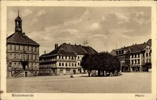 Ak Bischofswerda in Sachsen, Marktplatz, Gebäude, Bäume, Wolken, historische Architektur