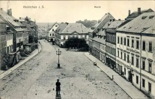 Ak Hainichen in Sachsen, Marktplatz in  eine Statue, alte Gebäude