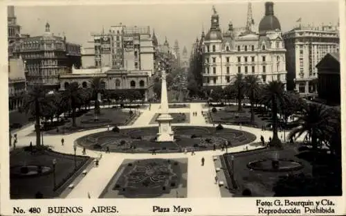 Ak Buenos Aires Argentinien, Plaza Mayo, Gebäude, Obelisk, Palmen, Altstadt, historische Ansicht