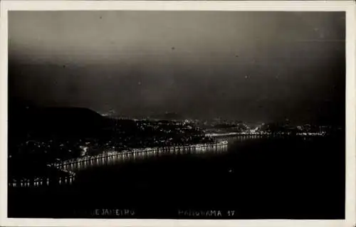 Ak Rio de Janeiro Brasilien, Panoramabild von  Nachtaufnahme, Lichter, Küstenlinie