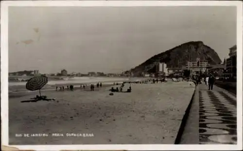 Ak Copacabana Rio de Janeiro Brasilien, Strand, Berg, Menschen, Umrisse, Sonnenschirm, Küste