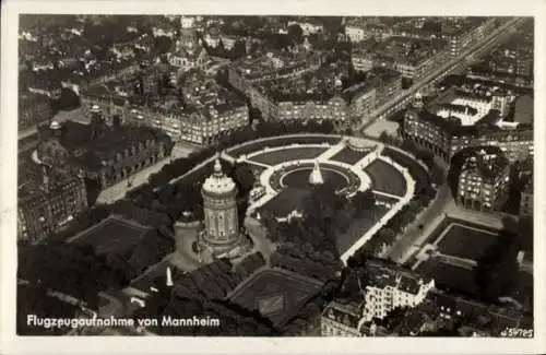 Ak Mannheim in Baden, Luftaufnahme von  zentrale Brunnenanlage, Strassenansicht