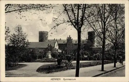 Ak Kempen am Niederrhein, Schulgebäude, Park, Statue, Bäume, historische Architektur