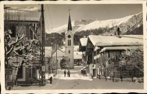Ak Lenk Kt. Bern, Schneelandschaft, Kirche, Wanderer, Bergpanorama
