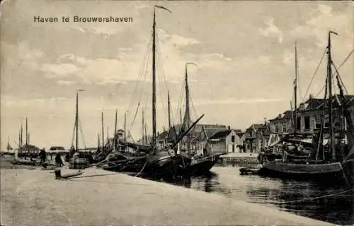 Ak Brouwershaven Zeeland, Hafenansicht mit Segelbooten, Häusern, ruhiger Wasseroberfläche