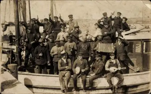 Foto Ak Binnenschifffahrt, Männer an Bord, Akkordeon