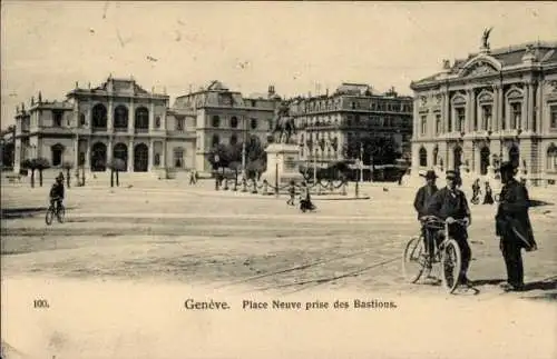 Foto Ak Mann hinter und zwei Frauen in einem Automobil mit geöffnetem Verdeck