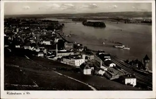 Ak Rüdesheim am Rhein, Stadtansicht, Rheinlandschaft, Schiffe auf dem Wasser, Häuser