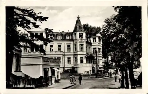 Ak Ostseebad Bansin auf Usedom, Vorderansicht eines Gebäudes, Seebad  Menschen auf der Straße