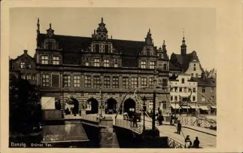 Ak Gdańsk Danzig, Grünes Tor, historisches Gebäude, Fußgängerbrücke, Personen auf der Straße